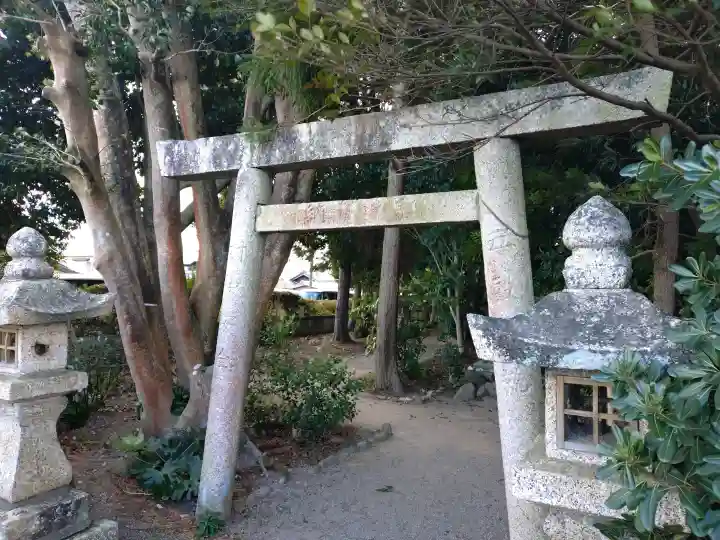 竹神社の{uncategorized: "未分類", other: "その他", undefined: "問題あり", building: "その他建物", grave: "お墓", sacred_gate: "鳥居", guardian: "狛犬", statue: "像", buddha: "仏像", history: "歴史", nature: "自然", garden: "庭園", animal: "動物", pagoda: "塔", temizu: "手水舎", mountain_gate: "山門・神門", sanctuary: "本殿・本堂", subordinate: "末社・摂社", art: "芸術", scenery: "景色", jizo: "地蔵", ema: "絵馬", goshuin: "御朱印", omikuji: "おみくじ", items: "授与品その他", amulet: "お守り", goshuincho: "御朱印帳", eats: "食事", festival: "お祭り", votive_dance: "神楽", shichigosan: "七五三参", wedding: "結婚式", experience: "体験その他", initially: "初詣", around: "周辺", anti_infection: "感染症対策"}