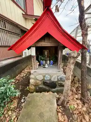第六天神社の{uncategorized: "未分類", other: "その他", undefined: "問題あり", building: "その他建物", grave: "お墓", sacred_gate: "鳥居", guardian: "狛犬", statue: "像", buddha: "仏像", history: "歴史", nature: "自然", garden: "庭園", animal: "動物", pagoda: "塔", temizu: "手水舎", mountain_gate: "山門・神門", sanctuary: "本殿・本堂", subordinate: "末社・摂社", art: "芸術", scenery: "景色", jizo: "地蔵", ema: "絵馬", goshuin: "御朱印", omikuji: "おみくじ", items: "授与品その他", amulet: "お守り", goshuincho: "御朱印帳", eats: "食事", festival: "お祭り", votive_dance: "神楽", shichigosan: "七五三参", wedding: "結婚式", experience: "体験その他", initially: "初詣", around: "周辺", anti_infection: "感染症対策"}