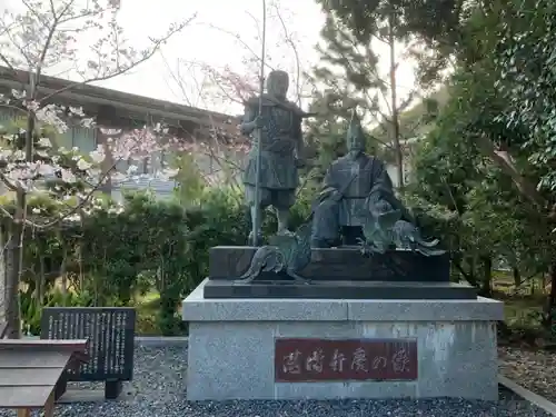 闘鶏神社の像