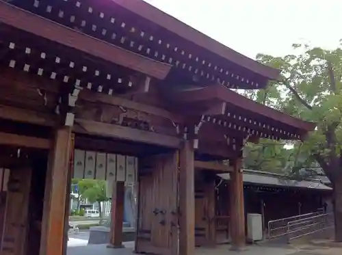 湊川神社の山門