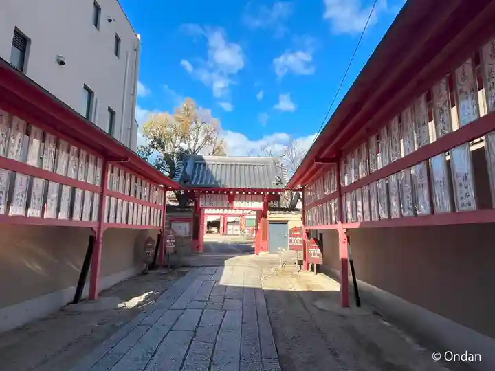 愛染堂勝鬘院の山門・神門
