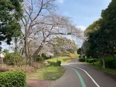 美多彌神社の{uncategorized: "未分類", other: "その他", undefined: "問題あり", building: "その他建物", grave: "お墓", sacred_gate: "鳥居", guardian: "狛犬", statue: "像", buddha: "仏像", history: "歴史", nature: "自然", garden: "庭園", animal: "動物", pagoda: "塔", temizu: "手水舎", mountain_gate: "山門・神門", sanctuary: "本殿・本堂", subordinate: "末社・摂社", art: "芸術", scenery: "景色", jizo: "地蔵", ema: "絵馬", goshuin: "御朱印", omikuji: "おみくじ", items: "授与品その他", amulet: "お守り", goshuincho: "御朱印帳", eats: "食事", festival: "お祭り", votive_dance: "神楽", shichigosan: "七五三参", wedding: "結婚式", experience: "体験その他", initially: "初詣", around: "周辺", anti_infection: "感染症対策"}