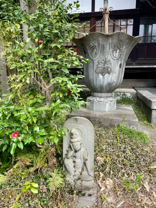 臨江寺の{uncategorized: "未分類", other: "その他", undefined: "問題あり", building: "その他建物", grave: "お墓", sacred_gate: "鳥居", guardian: "狛犬", statue: "像", buddha: "仏像", history: "歴史", nature: "自然", garden: "庭園", animal: "動物", pagoda: "塔", temizu: "手水舎", mountain_gate: "山門・神門", sanctuary: "本殿・本堂", subordinate: "末社・摂社", art: "芸術", scenery: "景色", jizo: "地蔵", ema: "絵馬", goshuin: "御朱印", omikuji: "おみくじ", items: "授与品その他", amulet: "お守り", goshuincho: "御朱印帳", eats: "食事", festival: "お祭り", votive_dance: "神楽", shichigosan: "七五三参", wedding: "結婚式", experience: "体験その他", initially: "初詣", around: "周辺", anti_infection: "感染症対策"}