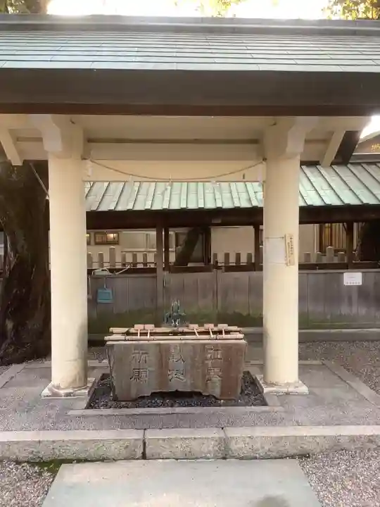 六所社(下飯田)の手水舎