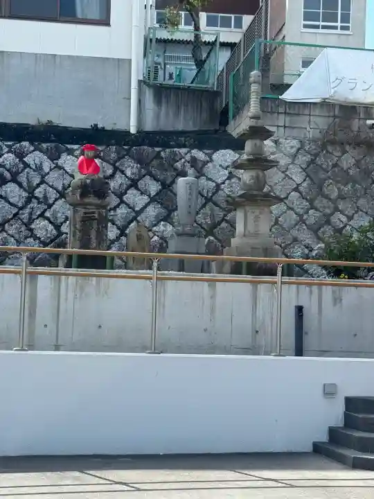 乗円寺の{uncategorized: "未分類", other: "その他", undefined: "問題あり", building: "その他建物", grave: "お墓", sacred_gate: "鳥居", guardian: "狛犬", statue: "像", buddha: "仏像", history: "歴史", nature: "自然", garden: "庭園", animal: "動物", pagoda: "塔", temizu: "手水舎", mountain_gate: "山門・神門", sanctuary: "本殿・本堂", subordinate: "末社・摂社", art: "芸術", scenery: "景色", jizo: "地蔵", ema: "絵馬", goshuin: "御朱印", omikuji: "おみくじ", items: "授与品その他", amulet: "お守り", goshuincho: "御朱印帳", eats: "食事", festival: "お祭り", votive_dance: "神楽", shichigosan: "七五三参", wedding: "結婚式", experience: "体験その他", initially: "初詣", around: "周辺", anti_infection: "感染症対策"}