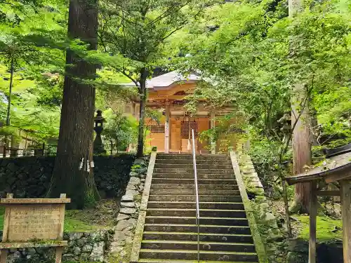 石龕寺の本殿・本堂