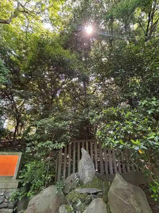 根津神社の{uncategorized: "未分類", other: "その他", undefined: "問題あり", building: "その他建物", grave: "お墓", sacred_gate: "鳥居", guardian: "狛犬", statue: "像", buddha: "仏像", history: "歴史", nature: "自然", garden: "庭園", animal: "動物", pagoda: "塔", temizu: "手水舎", mountain_gate: "山門・神門", sanctuary: "本殿・本堂", subordinate: "末社・摂社", art: "芸術", scenery: "景色", jizo: "地蔵", ema: "絵馬", goshuin: "御朱印", omikuji: "おみくじ", items: "授与品その他", amulet: "お守り", goshuincho: "御朱印帳", eats: "食事", festival: "お祭り", votive_dance: "神楽", shichigosan: "七五三参", wedding: "結婚式", experience: "体験その他", initially: "初詣", around: "周辺", anti_infection: "感染症対策"}