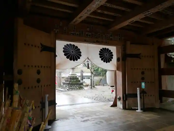 目の霊山 油山寺の山門・神門