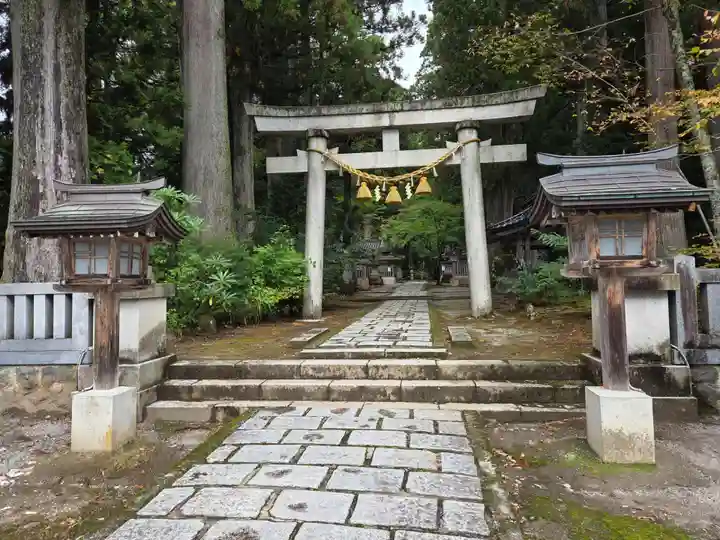 雄山神社中宮祈願殿(富山県)