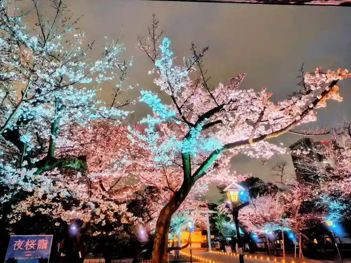 靖國神社の{uncategorized: "未分類", other: "その他", undefined: "問題あり", building: "その他建物", grave: "お墓", sacred_gate: "鳥居", guardian: "狛犬", statue: "像", buddha: "仏像", history: "歴史", nature: "自然", garden: "庭園", animal: "動物", pagoda: "塔", temizu: "手水舎", mountain_gate: "山門・神門", sanctuary: "本殿・本堂", subordinate: "末社・摂社", art: "芸術", scenery: "景色", jizo: "地蔵", ema: "絵馬", goshuin: "御朱印", omikuji: "おみくじ", items: "授与品その他", amulet: "お守り", goshuincho: "御朱印帳", eats: "食事", festival: "お祭り", votive_dance: "神楽", shichigosan: "七五三参", wedding: "結婚式", experience: "体験その他", initially: "初詣", around: "周辺", anti_infection: "感染症対策"}