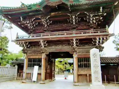 題経寺（柴又帝釈天）の山門・神門