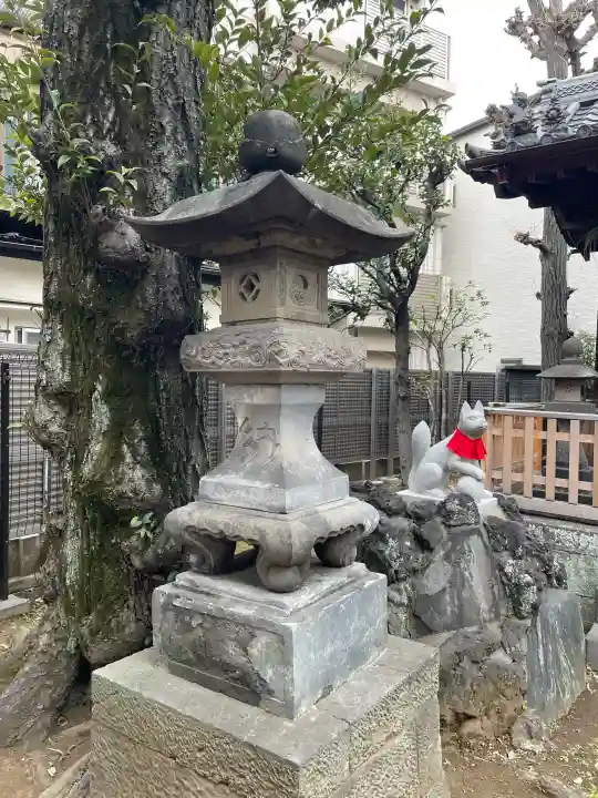 靍護稲荷神社の{uncategorized: "未分類", other: "その他", undefined: "問題あり", building: "その他建物", grave: "お墓", sacred_gate: "鳥居", guardian: "狛犬", statue: "像", buddha: "仏像", history: "歴史", nature: "自然", garden: "庭園", animal: "動物", pagoda: "塔", temizu: "手水舎", mountain_gate: "山門・神門", sanctuary: "本殿・本堂", subordinate: "末社・摂社", art: "芸術", scenery: "景色", jizo: "地蔵", ema: "絵馬", goshuin: "御朱印", omikuji: "おみくじ", items: "授与品その他", amulet: "お守り", goshuincho: "御朱印帳", eats: "食事", festival: "お祭り", votive_dance: "神楽", shichigosan: "七五三参", wedding: "結婚式", experience: "体験その他", initially: "初詣", around: "周辺", anti_infection: "感染症対策"}