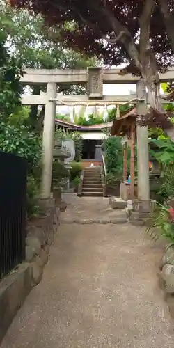 横浜御嶽神社の鳥居