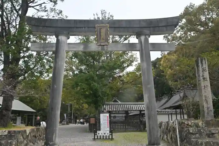 闘鶏神社の{uncategorized: "未分類", other: "その他", undefined: "問題あり", building: "その他建物", grave: "お墓", sacred_gate: "鳥居", guardian: "狛犬", statue: "像", buddha: "仏像", history: "歴史", nature: "自然", garden: "庭園", animal: "動物", pagoda: "塔", temizu: "手水舎", mountain_gate: "山門・神門", sanctuary: "本殿・本堂", subordinate: "末社・摂社", art: "芸術", scenery: "景色", jizo: "地蔵", ema: "絵馬", goshuin: "御朱印", omikuji: "おみくじ", items: "授与品その他", amulet: "お守り", goshuincho: "御朱印帳", eats: "食事", festival: "お祭り", votive_dance: "神楽", shichigosan: "七五三参", wedding: "結婚式", experience: "体験その他", initially: "初詣", around: "周辺", anti_infection: "感染症対策"}
