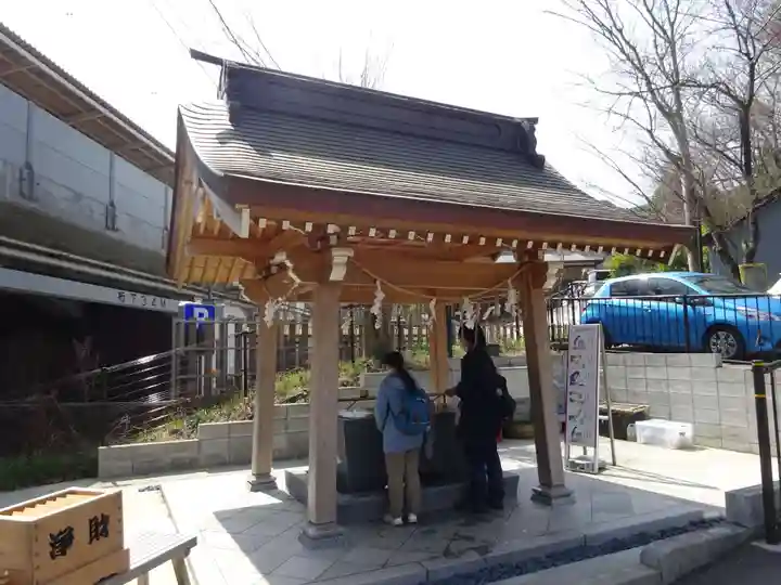 高尾山麓氷川神社の手水舎