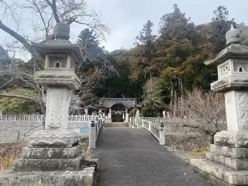 井関三神社の{uncategorized: "未分類", other: "その他", undefined: "問題あり", building: "その他建物", grave: "お墓", sacred_gate: "鳥居", guardian: "狛犬", statue: "像", buddha: "仏像", history: "歴史", nature: "自然", garden: "庭園", animal: "動物", pagoda: "塔", temizu: "手水舎", mountain_gate: "山門・神門", sanctuary: "本殿・本堂", subordinate: "末社・摂社", art: "芸術", scenery: "景色", jizo: "地蔵", ema: "絵馬", goshuin: "御朱印", omikuji: "おみくじ", items: "授与品その他", amulet: "お守り", goshuincho: "御朱印帳", eats: "食事", festival: "お祭り", votive_dance: "神楽", shichigosan: "七五三参", wedding: "結婚式", experience: "体験その他", initially: "初詣", around: "周辺", anti_infection: "感染症対策"}