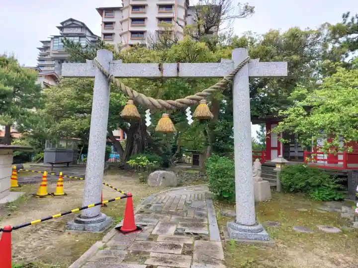 和倉弁天社の{uncategorized: "未分類", other: "その他", undefined: "問題あり", building: "その他建物", grave: "お墓", sacred_gate: "鳥居", guardian: "狛犬", statue: "像", buddha: "仏像", history: "歴史", nature: "自然", garden: "庭園", animal: "動物", pagoda: "塔", temizu: "手水舎", mountain_gate: "山門・神門", sanctuary: "本殿・本堂", subordinate: "末社・摂社", art: "芸術", scenery: "景色", jizo: "地蔵", ema: "絵馬", goshuin: "御朱印", omikuji: "おみくじ", items: "授与品その他", amulet: "お守り", goshuincho: "御朱印帳", eats: "食事", festival: "お祭り", votive_dance: "神楽", shichigosan: "七五三参", wedding: "結婚式", experience: "体験その他", initially: "初詣", around: "周辺", anti_infection: "感染症対策"}