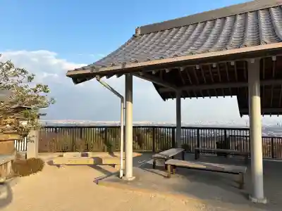 神咒寺の{uncategorized: "未分類", other: "その他", undefined: "問題あり", building: "その他建物", grave: "お墓", sacred_gate: "鳥居", guardian: "狛犬", statue: "像", buddha: "仏像", history: "歴史", nature: "自然", garden: "庭園", animal: "動物", pagoda: "塔", temizu: "手水舎", mountain_gate: "山門・神門", sanctuary: "本殿・本堂", subordinate: "末社・摂社", art: "芸術", scenery: "景色", jizo: "地蔵", ema: "絵馬", goshuin: "御朱印", omikuji: "おみくじ", items: "授与品その他", amulet: "お守り", goshuincho: "御朱印帳", eats: "食事", festival: "お祭り", votive_dance: "神楽", shichigosan: "七五三参", wedding: "結婚式", experience: "体験その他", initially: "初詣", around: "周辺", anti_infection: "感染症対策"}