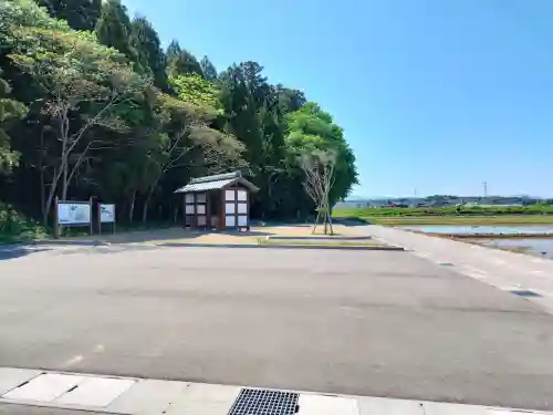 石部神社の{uncategorized: "未分類", other: "その他", undefined: "問題あり", building: "その他建物", grave: "お墓", sacred_gate: "鳥居", guardian: "狛犬", statue: "像", buddha: "仏像", history: "歴史", nature: "自然", garden: "庭園", animal: "動物", pagoda: "塔", temizu: "手水舎", mountain_gate: "山門・神門", sanctuary: "本殿・本堂", subordinate: "末社・摂社", art: "芸術", scenery: "景色", jizo: "地蔵", ema: "絵馬", goshuin: "御朱印", omikuji: "おみくじ", items: "授与品その他", amulet: "お守り", goshuincho: "御朱印帳", eats: "食事", festival: "お祭り", votive_dance: "神楽", shichigosan: "七五三参", wedding: "結婚式", experience: "体験その他", initially: "初詣", around: "周辺", anti_infection: "感染症対策"}