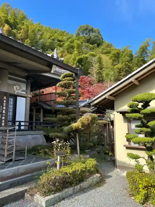 長法寺の{uncategorized: "未分類", other: "その他", undefined: "問題あり", building: "その他建物", grave: "お墓", sacred_gate: "鳥居", guardian: "狛犬", statue: "像", buddha: "仏像", history: "歴史", nature: "自然", garden: "庭園", animal: "動物", pagoda: "塔", temizu: "手水舎", mountain_gate: "山門・神門", sanctuary: "本殿・本堂", subordinate: "末社・摂社", art: "芸術", scenery: "景色", jizo: "地蔵", ema: "絵馬", goshuin: "御朱印", omikuji: "おみくじ", items: "授与品その他", amulet: "お守り", goshuincho: "御朱印帳", eats: "食事", festival: "お祭り", votive_dance: "神楽", shichigosan: "七五三参", wedding: "結婚式", experience: "体験その他", initially: "初詣", around: "周辺", anti_infection: "感染症対策"}