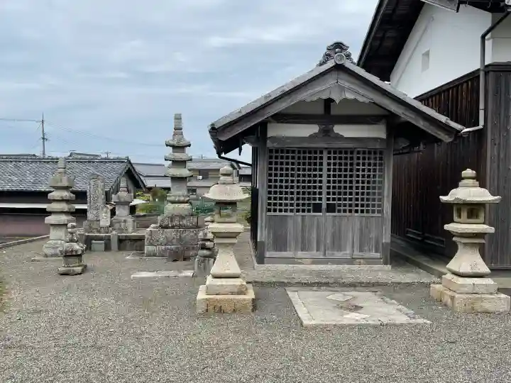 地安寺の{uncategorized: "未分類", other: "その他", undefined: "問題あり", building: "その他建物", grave: "お墓", sacred_gate: "鳥居", guardian: "狛犬", statue: "像", buddha: "仏像", history: "歴史", nature: "自然", garden: "庭園", animal: "動物", pagoda: "塔", temizu: "手水舎", mountain_gate: "山門・神門", sanctuary: "本殿・本堂", subordinate: "末社・摂社", art: "芸術", scenery: "景色", jizo: "地蔵", ema: "絵馬", goshuin: "御朱印", omikuji: "おみくじ", items: "授与品その他", amulet: "お守り", goshuincho: "御朱印帳", eats: "食事", festival: "お祭り", votive_dance: "神楽", shichigosan: "七五三参", wedding: "結婚式", experience: "体験その他", initially: "初詣", around: "周辺", anti_infection: "感染症対策"}
