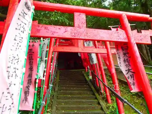 白光稲荷大明神の鳥居