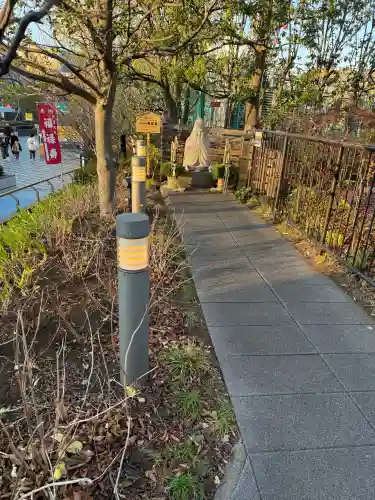 祠(東京ドームシティー屋上)の{uncategorized: "未分類", other: "その他", undefined: "問題あり", building: "その他建物", grave: "お墓", sacred_gate: "鳥居", guardian: "狛犬", statue: "像", buddha: "仏像", history: "歴史", nature: "自然", garden: "庭園", animal: "動物", pagoda: "塔", temizu: "手水舎", mountain_gate: "山門・神門", sanctuary: "本殿・本堂", subordinate: "末社・摂社", art: "芸術", scenery: "景色", jizo: "地蔵", ema: "絵馬", goshuin: "御朱印", omikuji: "おみくじ", items: "授与品その他", amulet: "お守り", goshuincho: "御朱印帳", eats: "食事", festival: "お祭り", votive_dance: "神楽", shichigosan: "七五三参", wedding: "結婚式", experience: "体験その他", initially: "初詣", around: "周辺", anti_infection: "感染症対策"}