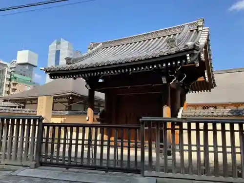 宝泰寺の山門