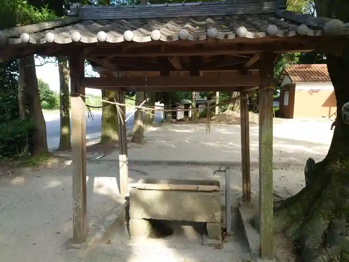 謁播神社の手水舎