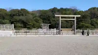 神武天皇陵（畝傍山東北陵）の{uncategorized: "未分類", other: "その他", undefined: "問題あり", building: "その他建物", grave: "お墓", sacred_gate: "鳥居", guardian: "狛犬", statue: "像", buddha: "仏像", history: "歴史", nature: "自然", garden: "庭園", animal: "動物", pagoda: "塔", temizu: "手水舎", mountain_gate: "山門・神門", sanctuary: "本殿・本堂", subordinate: "末社・摂社", art: "芸術", scenery: "景色", jizo: "地蔵", ema: "絵馬", goshuin: "御朱印", omikuji: "おみくじ", items: "授与品その他", amulet: "お守り", goshuincho: "御朱印帳", eats: "食事", festival: "お祭り", votive_dance: "神楽", shichigosan: "七五三参", wedding: "結婚式", experience: "体験その他", initially: "初詣", around: "周辺", anti_infection: "感染症対策"}