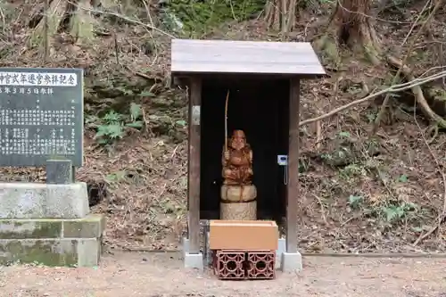 白山比咩神社の像