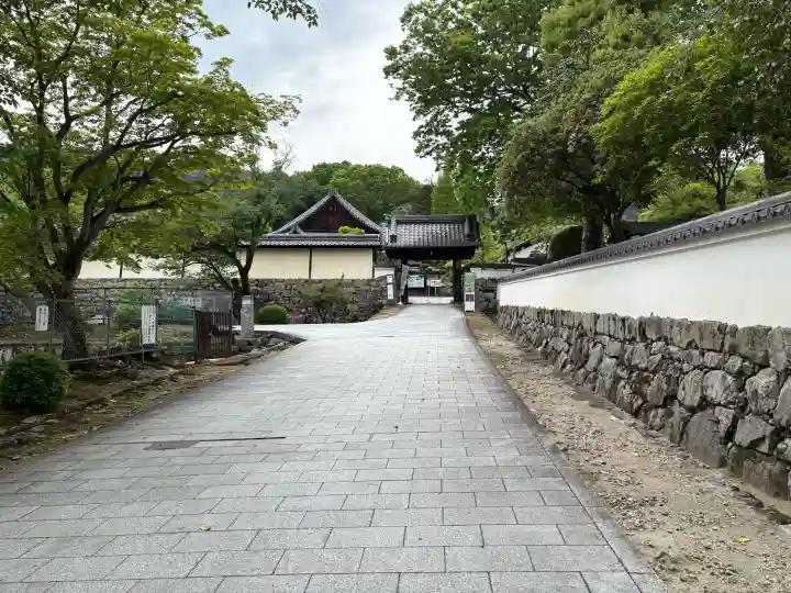 滋賀院門跡の{uncategorized: "未分類", other: "その他", undefined: "問題あり", building: "その他建物", grave: "お墓", sacred_gate: "鳥居", guardian: "狛犬", statue: "像", buddha: "仏像", history: "歴史", nature: "自然", garden: "庭園", animal: "動物", pagoda: "塔", temizu: "手水舎", mountain_gate: "山門・神門", sanctuary: "本殿・本堂", subordinate: "末社・摂社", art: "芸術", scenery: "景色", jizo: "地蔵", ema: "絵馬", goshuin: "御朱印", omikuji: "おみくじ", items: "授与品その他", amulet: "お守り", goshuincho: "御朱印帳", eats: "食事", festival: "お祭り", votive_dance: "神楽", shichigosan: "七五三参", wedding: "結婚式", experience: "体験その他", initially: "初詣", around: "周辺", anti_infection: "感染症対策"}