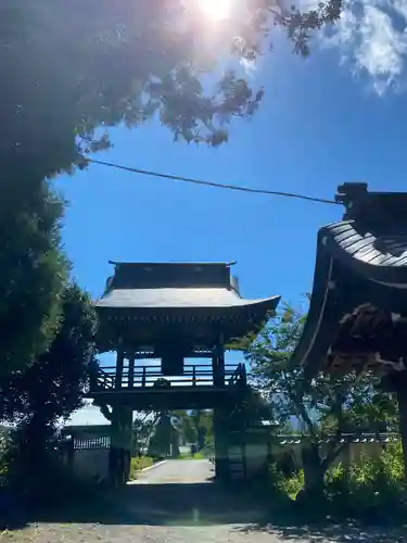 遠照寺の山門