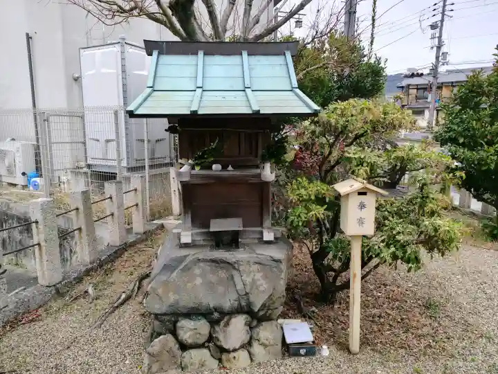 彼方神社の{uncategorized: "未分類", other: "その他", undefined: "問題あり", building: "その他建物", grave: "お墓", sacred_gate: "鳥居", guardian: "狛犬", statue: "像", buddha: "仏像", history: "歴史", nature: "自然", garden: "庭園", animal: "動物", pagoda: "塔", temizu: "手水舎", mountain_gate: "山門・神門", sanctuary: "本殿・本堂", subordinate: "末社・摂社", art: "芸術", scenery: "景色", jizo: "地蔵", ema: "絵馬", goshuin: "御朱印", omikuji: "おみくじ", items: "授与品その他", amulet: "お守り", goshuincho: "御朱印帳", eats: "食事", festival: "お祭り", votive_dance: "神楽", shichigosan: "七五三参", wedding: "結婚式", experience: "体験その他", initially: "初詣", around: "周辺", anti_infection: "感染症対策"}