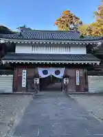 目の霊山 油山寺の山門・神門