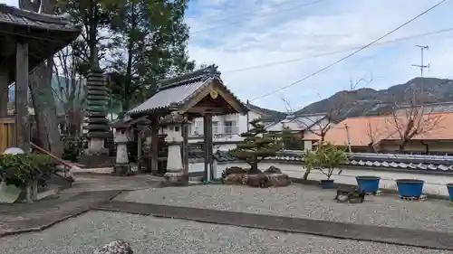 峰興寺の庭園