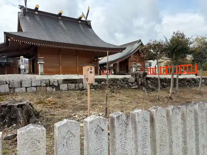 車折神社の{uncategorized: "未分類", other: "その他", undefined: "問題あり", building: "その他建物", grave: "お墓", sacred_gate: "鳥居", guardian: "狛犬", statue: "像", buddha: "仏像", history: "歴史", nature: "自然", garden: "庭園", animal: "動物", pagoda: "塔", temizu: "手水舎", mountain_gate: "山門・神門", sanctuary: "本殿・本堂", subordinate: "末社・摂社", art: "芸術", scenery: "景色", jizo: "地蔵", ema: "絵馬", goshuin: "御朱印", omikuji: "おみくじ", items: "授与品その他", amulet: "お守り", goshuincho: "御朱印帳", eats: "食事", festival: "お祭り", votive_dance: "神楽", shichigosan: "七五三参", wedding: "結婚式", experience: "体験その他", initially: "初詣", around: "周辺", anti_infection: "感染症対策"}