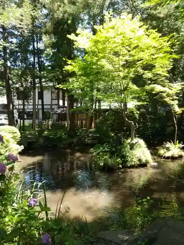 諏訪大社下社秋宮の庭園