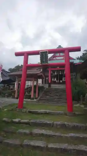 差出磯大嶽山神社 仕事と健康と厄よけの神さまの鳥居