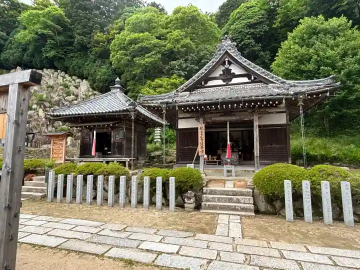 観音正寺の{uncategorized: "未分類", other: "その他", undefined: "問題あり", building: "その他建物", grave: "お墓", sacred_gate: "鳥居", guardian: "狛犬", statue: "像", buddha: "仏像", history: "歴史", nature: "自然", garden: "庭園", animal: "動物", pagoda: "塔", temizu: "手水舎", mountain_gate: "山門・神門", sanctuary: "本殿・本堂", subordinate: "末社・摂社", art: "芸術", scenery: "景色", jizo: "地蔵", ema: "絵馬", goshuin: "御朱印", omikuji: "おみくじ", items: "授与品その他", amulet: "お守り", goshuincho: "御朱印帳", eats: "食事", festival: "お祭り", votive_dance: "神楽", shichigosan: "七五三参", wedding: "結婚式", experience: "体験その他", initially: "初詣", around: "周辺", anti_infection: "感染症対策"}
