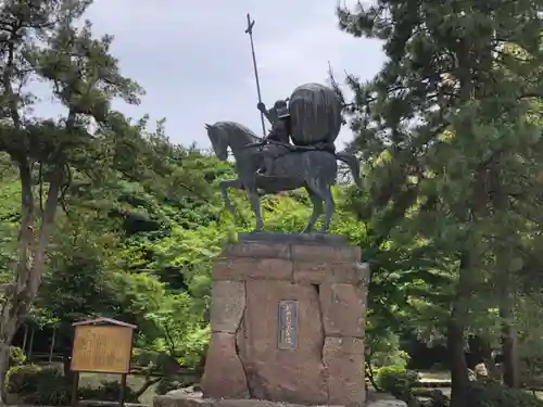 尾山神社の像