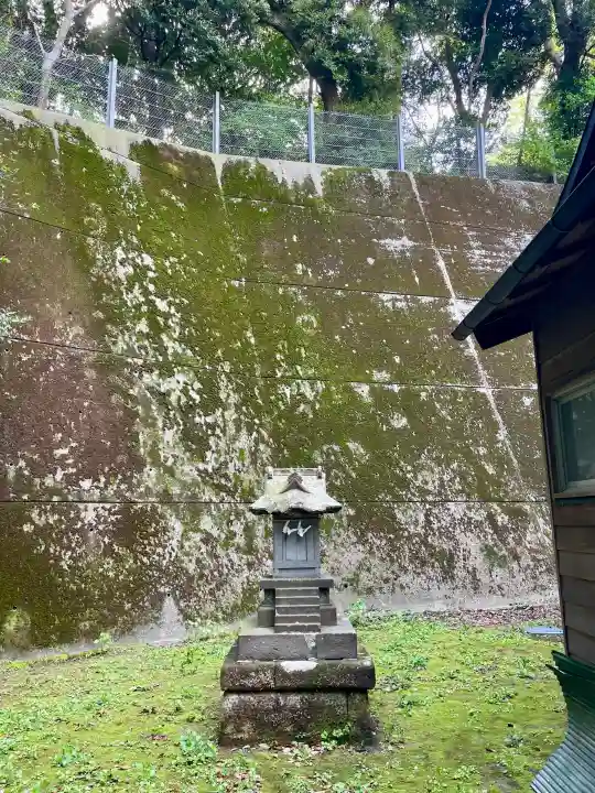 諏訪大神社の{uncategorized: "未分類", other: "その他", undefined: "問題あり", building: "その他建物", grave: "お墓", sacred_gate: "鳥居", guardian: "狛犬", statue: "像", buddha: "仏像", history: "歴史", nature: "自然", garden: "庭園", animal: "動物", pagoda: "塔", temizu: "手水舎", mountain_gate: "山門・神門", sanctuary: "本殿・本堂", subordinate: "末社・摂社", art: "芸術", scenery: "景色", jizo: "地蔵", ema: "絵馬", goshuin: "御朱印", omikuji: "おみくじ", items: "授与品その他", amulet: "お守り", goshuincho: "御朱印帳", eats: "食事", festival: "お祭り", votive_dance: "神楽", shichigosan: "七五三参", wedding: "結婚式", experience: "体験その他", initially: "初詣", around: "周辺", anti_infection: "感染症対策"}