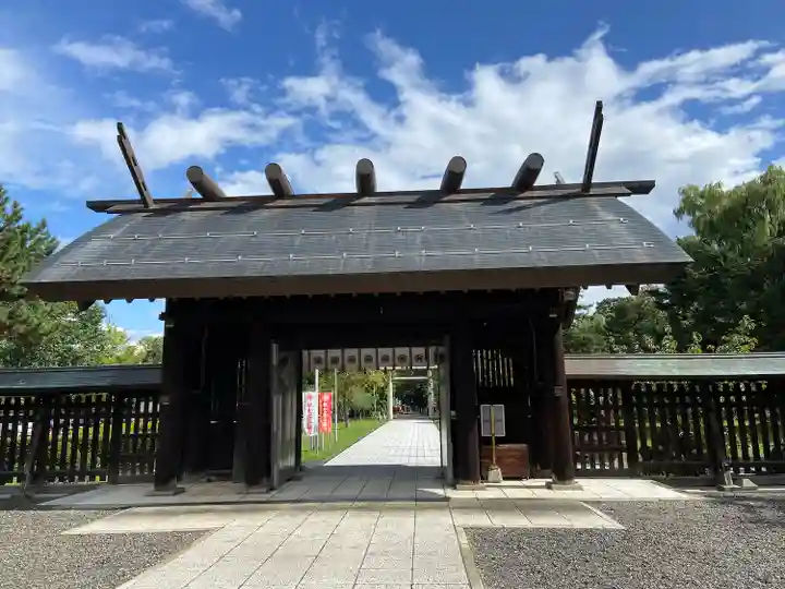 札幌護國神社の山門・神門