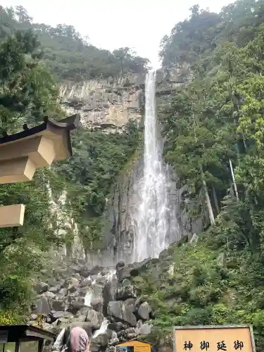 飛瀧神社（熊野那智大社別宮）の{uncategorized: "未分類", other: "その他", undefined: "問題あり", building: "その他建物", grave: "お墓", sacred_gate: "鳥居", guardian: "狛犬", statue: "像", buddha: "仏像", history: "歴史", nature: "自然", garden: "庭園", animal: "動物", pagoda: "塔", temizu: "手水舎", mountain_gate: "山門・神門", sanctuary: "本殿・本堂", subordinate: "末社・摂社", art: "芸術", scenery: "景色", jizo: "地蔵", ema: "絵馬", goshuin: "御朱印", omikuji: "おみくじ", items: "授与品その他", amulet: "お守り", goshuincho: "御朱印帳", eats: "食事", festival: "お祭り", votive_dance: "神楽", shichigosan: "七五三参", wedding: "結婚式", experience: "体験その他", initially: "初詣", around: "周辺", anti_infection: "感染症対策"}