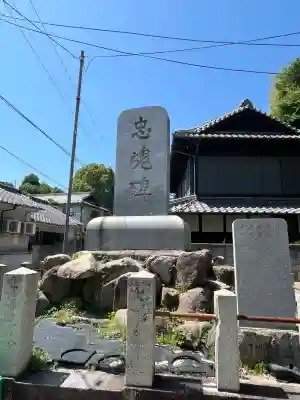 竈神社の{uncategorized: "未分類", other: "その他", undefined: "問題あり", building: "その他建物", grave: "お墓", sacred_gate: "鳥居", guardian: "狛犬", statue: "像", buddha: "仏像", history: "歴史", nature: "自然", garden: "庭園", animal: "動物", pagoda: "塔", temizu: "手水舎", mountain_gate: "山門・神門", sanctuary: "本殿・本堂", subordinate: "末社・摂社", art: "芸術", scenery: "景色", jizo: "地蔵", ema: "絵馬", goshuin: "御朱印", omikuji: "おみくじ", items: "授与品その他", amulet: "お守り", goshuincho: "御朱印帳", eats: "食事", festival: "お祭り", votive_dance: "神楽", shichigosan: "七五三参", wedding: "結婚式", experience: "体験その他", initially: "初詣", around: "周辺", anti_infection: "感染症対策"}