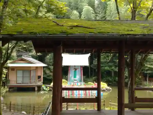 鳩吹稲荷神社の庭園