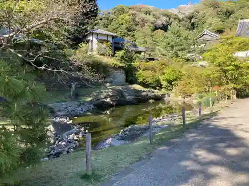 円覚寺の{uncategorized: "未分類", other: "その他", undefined: "問題あり", building: "その他建物", grave: "お墓", sacred_gate: "鳥居", guardian: "狛犬", statue: "像", buddha: "仏像", history: "歴史", nature: "自然", garden: "庭園", animal: "動物", pagoda: "塔", temizu: "手水舎", mountain_gate: "山門・神門", sanctuary: "本殿・本堂", subordinate: "末社・摂社", art: "芸術", scenery: "景色", jizo: "地蔵", ema: "絵馬", goshuin: "御朱印", omikuji: "おみくじ", items: "授与品その他", amulet: "お守り", goshuincho: "御朱印帳", eats: "食事", festival: "お祭り", votive_dance: "神楽", shichigosan: "七五三参", wedding: "結婚式", experience: "体験その他", initially: "初詣", around: "周辺", anti_infection: "感染症対策"}