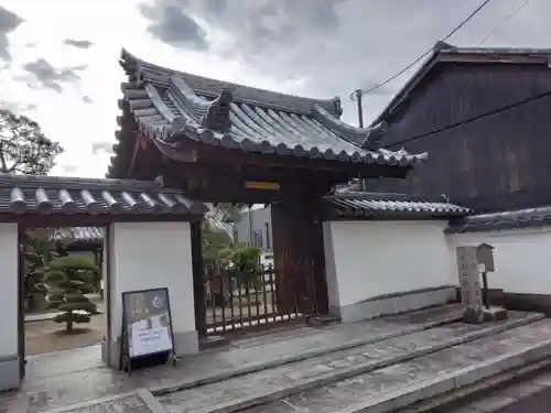 阿弥陀寺の山門