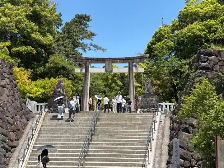 武田神社の{uncategorized: "未分類", other: "その他", undefined: "問題あり", building: "その他建物", grave: "お墓", sacred_gate: "鳥居", guardian: "狛犬", statue: "像", buddha: "仏像", history: "歴史", nature: "自然", garden: "庭園", animal: "動物", pagoda: "塔", temizu: "手水舎", mountain_gate: "山門・神門", sanctuary: "本殿・本堂", subordinate: "末社・摂社", art: "芸術", scenery: "景色", jizo: "地蔵", ema: "絵馬", goshuin: "御朱印", omikuji: "おみくじ", items: "授与品その他", amulet: "お守り", goshuincho: "御朱印帳", eats: "食事", festival: "お祭り", votive_dance: "神楽", shichigosan: "七五三参", wedding: "結婚式", experience: "体験その他", initially: "初詣", around: "周辺", anti_infection: "感染症対策"}
