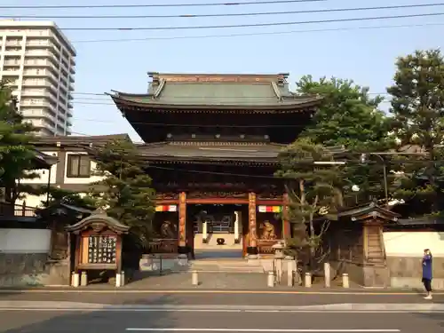 中央寺の山門